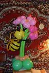 Дукет из 5 цветов с пчелкой на подставке из шаров